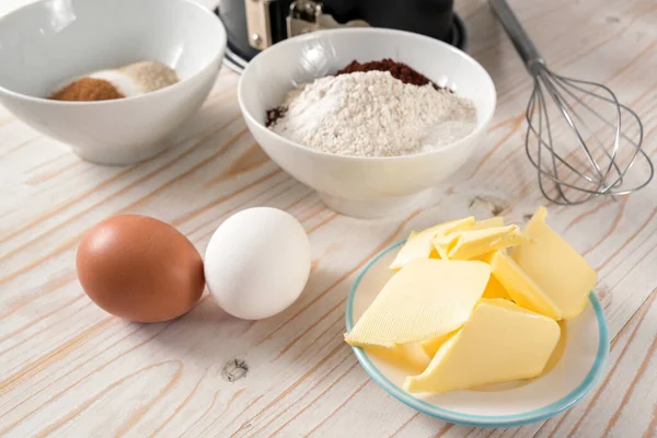 Tereyağı Yumurta Şeker Ahşap Bir Masada Kek Pişirmek Için Malzemeler — Stok fotoğraf
