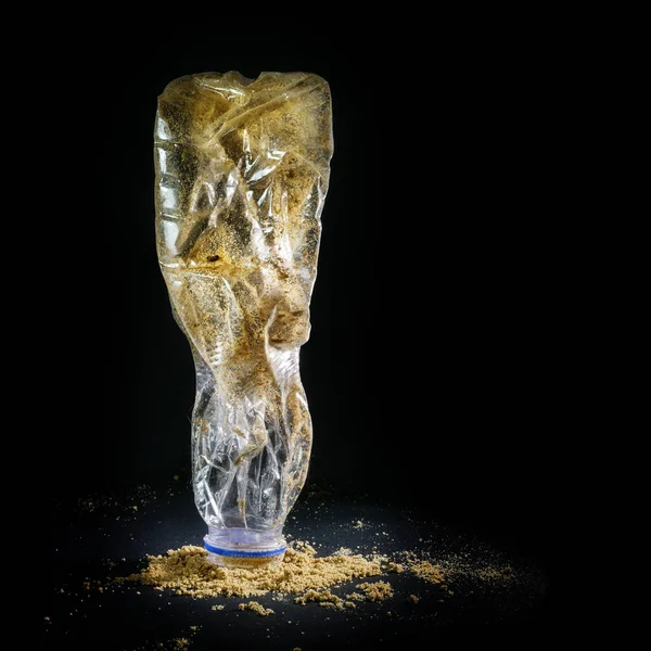 Weggeworfene Plastikflasche Mit Sand Vom Strand Wie Eine Kunstskulptur Vor — Stockfoto