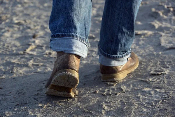 Lábak Férfi Bőr Csizma Feltekert Farmer Séta Előre Homokon Strandon — Stock Fotó