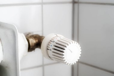Eski bir ısıtıcının eski termostatı yüksek ısıtma maliyetlerine neden olur özellikle enerji fiyatları artarken, kopyalama alanı, seçili odak alanı, dar alan derinliği