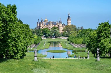 Schwerin şatosu ve parkı, mavi gökyüzü altında turistlerle birlikte, ünlü şehir Mecklenburg-Vorpommern, Almanya 'nın başkenti,