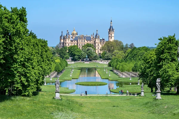 施沃林城堡和公园 由蓝天下的游客组成 是德国著名的地标和首府梅克伦堡 沃石门的旅游胜地 — 图库照片