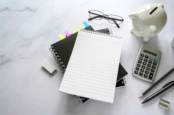 Ofis Masasında Boş Bir Defter Kumbara Hesap Makinesi Sabit Malzemeler — Stok fotoğraf