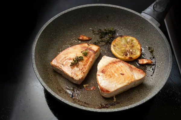 Filetes Atún Una Sartén Con Limón Ajo Tomillo Una Estufa — Foto de Stock