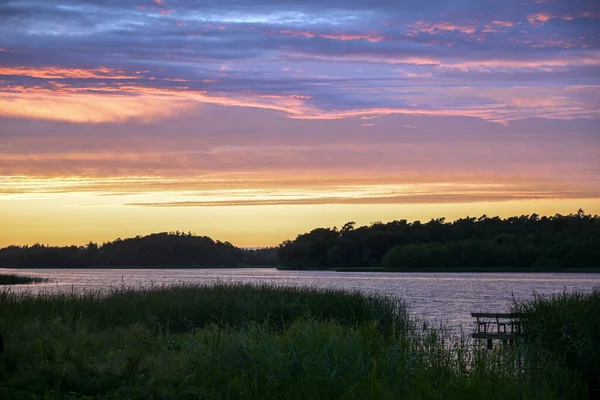 Wieczorne Niebo Kolorowymi Chmurami Zachodzie Słońca Nad Jeziorem Krajobraz Północnych — Zdjęcie stockowe