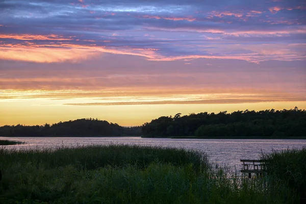 Ciel Nocturne Avec Nuages Colorés Après Coucher Soleil Sur Paysage — Photo