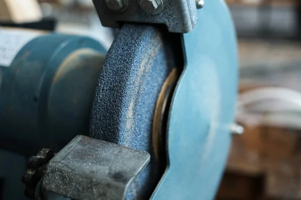 Detail Van Een Slijpmachine Voor Het Slijpen Van Snijmessen Het — Stockfoto