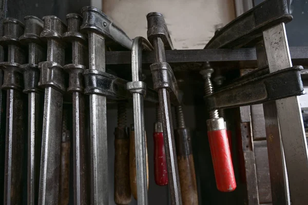 Schraubklemmen Die Einer Reihe Der Werkstatt Eines Handwerkers Hängen Kopierraum — Stockfoto