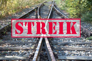 Eski demiryolu rayları üzerinde Almanca metin pankartı Streik (grev anlamına gelir), seçili odak