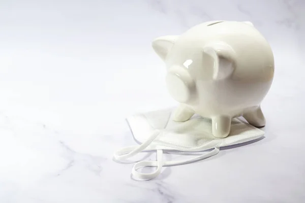 White Piggy Bank Στέκεται Μια Ιατρική Ffp2 Μάσκα Προσώπου Έννοια — Φωτογραφία Αρχείου