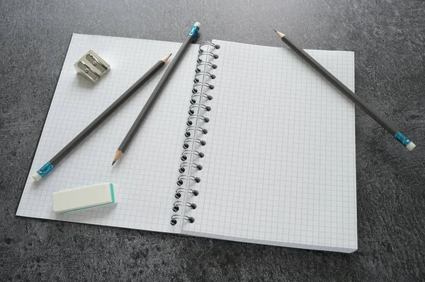 Escritorio Trabajo Con Cuaderno Espiral Abierto Blanco Lápices Sacapuntas Goma — Foto de Stock