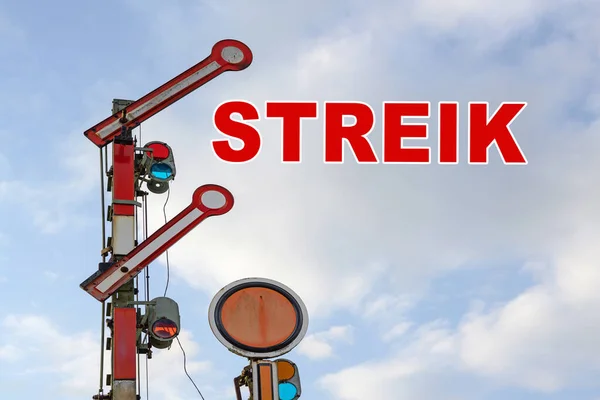 Sinal Ferroviário Texto Alemão Streik Significando Greve Contra Céu Azul — Fotografia de Stock