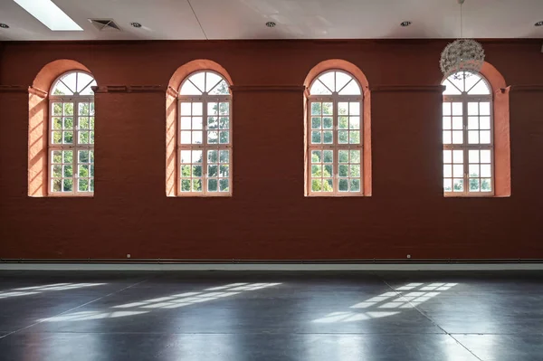 2021年8月22日 德国普特布斯 在普特布斯市场的空旷大厅中 有拱形窗户的红墙 建筑和内部概念 复制空间 选定焦点 — 图库照片