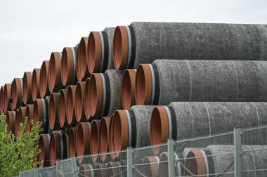Mecklenburg-Batı Pomerania, Almanya 'da Sassnitz limanındaki Rugen limanında toplanan tartışmalı kuzey akışı için boru hatları, seçilmiş odak noktası, dar alan derinliği