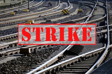 Birçok demiryolu ve anahtar üzerinde STRIKE yazılı pankart, taşımacılık sektöründe adil ücret ve çalışma koşulları için sendika konsepti, seçili odak, dar alan derinliği