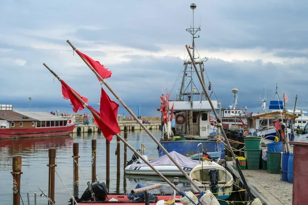 Červené Vlajky Rybářské Lodě Doku Přístavu Sassnitz Ostrově Rugen Baltském — Stock fotografie