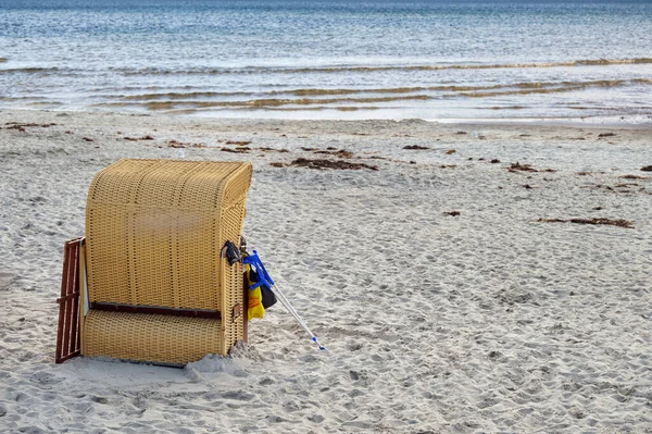 Strandstoel Met Krukken Leunend Tegen Het Het Zand Aan Zee — Stockfoto