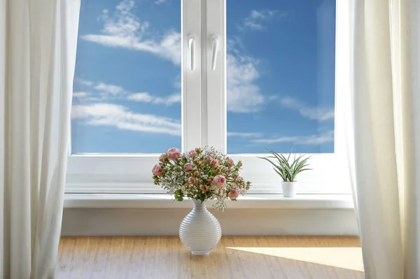 浪漫的花束上有玫瑰和婴儿的呼吸 放在窗边桌子上有蓝天蓝云 复制空间 精选焦点 — 图库照片