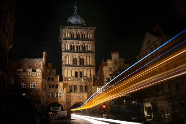 Tracce Luce Autobus Che Attraversa Torre Del Cancello Burgtor Lubecca — Foto Stock