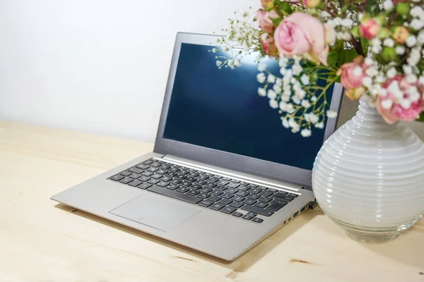 Zilverkleurige Laptop Met Een Donker Scherm Een Lichte Houten Tafel — Stockfoto