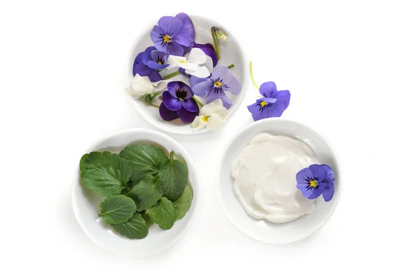 Cuencos Pequeños Con Flores Viola Violeta Hojas Ungüento Cosmética Natural — Foto de Stock