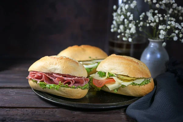 Tre Panini Freschi Con Uova Salumi Formaggio Tavolo Legno Rustico — Foto Stock