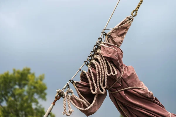 Gereefd Zeil Een Historisch Zeilschip Tegen Een Donkere Lucht Kopieer — Stockfoto