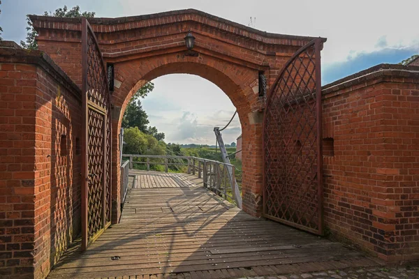 Vista Para Ponte Tração Através Portão Entrada Histórica Fortaleza Tijolos — Fotografia de Stock