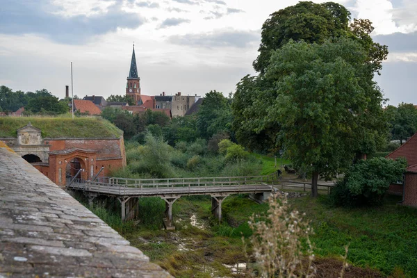 Kirche Und Stadt Domitz Hinter Der Holzbrücke Der Historischen Festung — Stockfoto