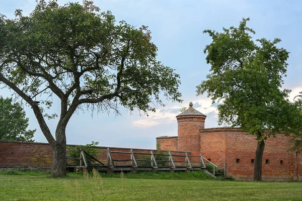 Torre Fortificada Pasarela Madera Las Murallas Con Árboles Césped Histórica — Foto de Stock