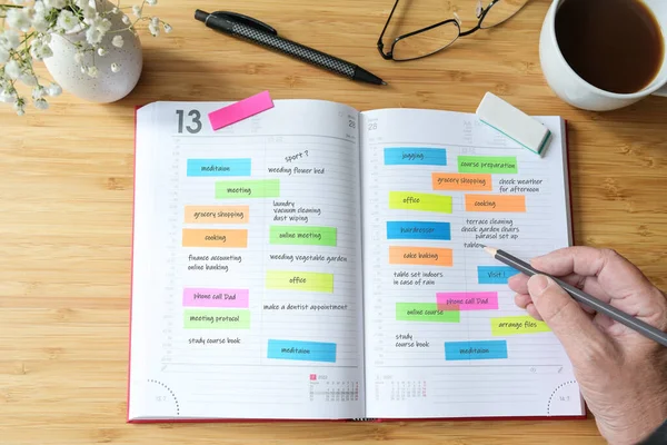 Mano Una Mujer Escribiendo Citas Organizador Diario Calendario Programación Con — Foto de Stock