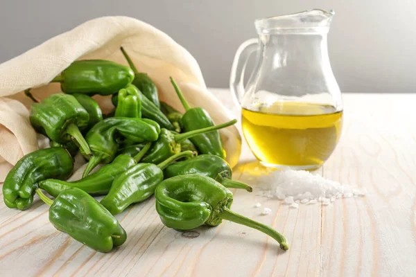 Fresh Green Padron Peppers Pimientos Olive Oil Coarse Sea Salt — Stock Photo, Image