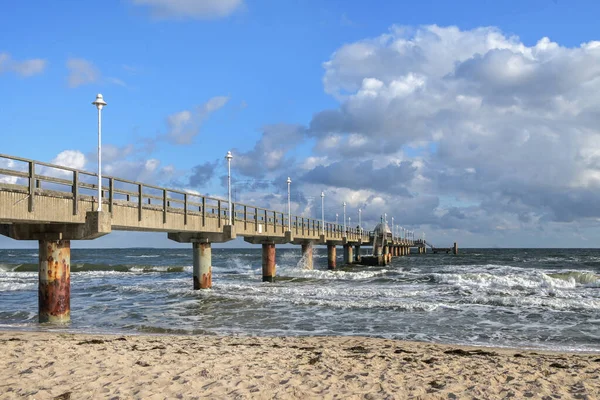 海滨小桥在旅游胜地Zinnowitz的波罗的海 多风的天气伴随着海浪 蓝天伴随着云彩 复制空间 精选焦点 — 图库照片