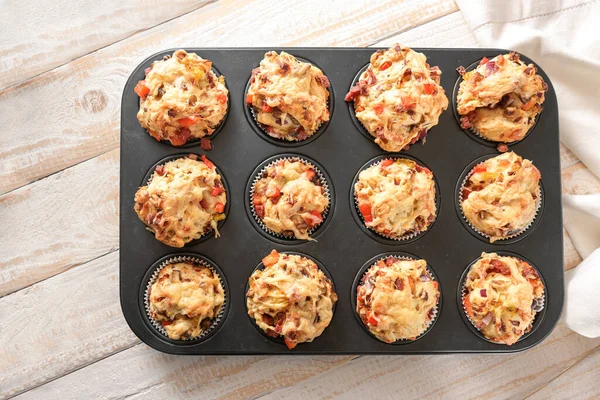 Bakken Lade Met Zelfgemaakte Pizza Muffins Van Gist Deeg Tomaten — Stockfoto