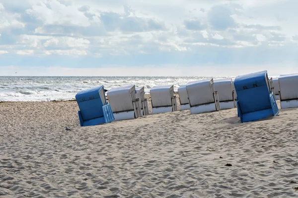 Sedie Spiaggia Blu Bianco Dietro Inclinate Sulla Sabbia Fronte Alle — Foto Stock