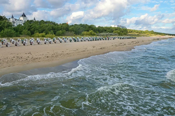 Piaszczysta Plaża Zinnowitz Wyspie Uznam Morzu Bałtyckim Falami Krzesłami Plażowymi — Zdjęcie stockowe