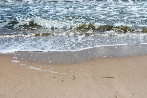 沙滩上有泡沫的海浪 自然和度假背景 复制空间 选定的焦点 狭窄的田野深度 — 图库照片