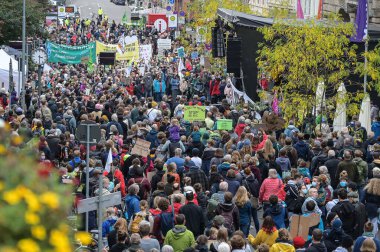Lubeck, Almanya, 24 Eylül 2021: İklim değişikliğine karşı yürütülen Küresel Cuma Gösteri Yürüyüşü 'nde protesto pankartlarıyla kalabalık