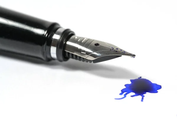 Close Van Een Klassieke Vulpen Met Blauwe Inkt Een Witte — Stockfoto