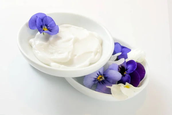 Ungüento Viola Flores Violetas Cuencos Blancos Concepto Cosmética Natural Fondo — Foto de Stock