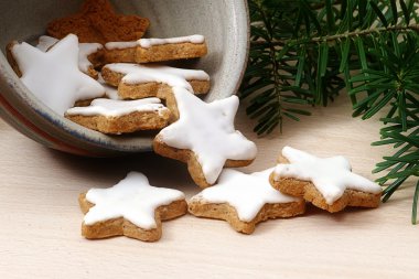 Tarçınlı yıldız, geleneksel Noel kurabiyeleri bir seramik kase