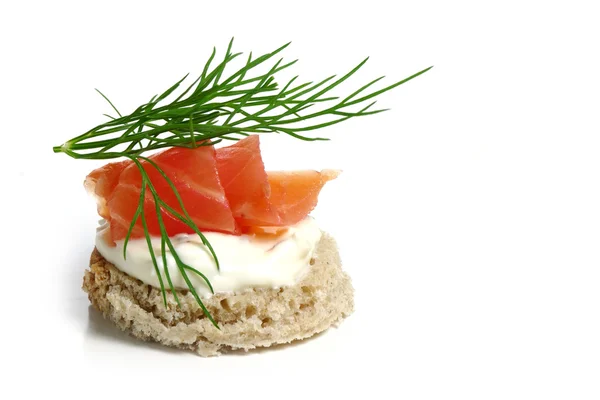 Canapé wiht salmão e endro guarnição, isolado em branco — Fotografia de Stock