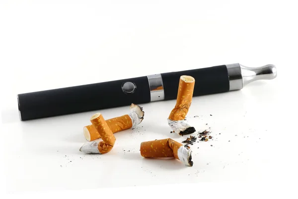 Colillas de cigarrillos y cigarrillo eléctrico aislado en backgro blanco —  Fotos de Stock