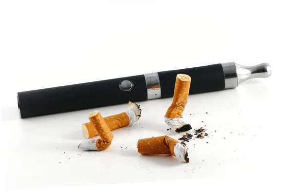 Cigarette butts and electric cigarette isolated on white backgro — Stock Photo, Image