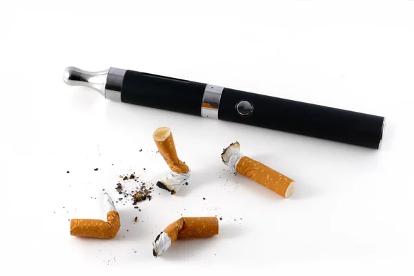 E-cigarett och cigarett rumpor — Stockfoto