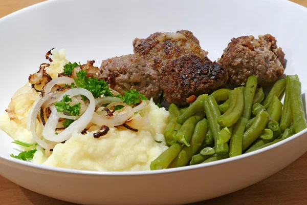 Albóndigas fritas, judías verdes, puré de papas y cebollas en una pl —  Fotos de Stock