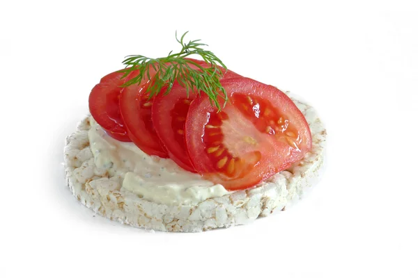Pastel de arroz con tomates isolatetd sobre fondo blanco — Foto de Stock