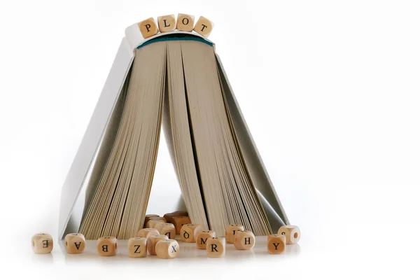 Könyv a standling, mint egy ház, üzenet "telek", a tetején, levél — Stock Fotó