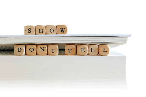 Gran libro blanco o pila de skript con mensaje "show don 't tell" f — Foto de Stock