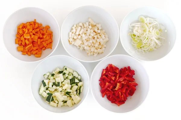 Ψιλοκομμένο λαχανικά σε λευκή κύπελλα, μαγειρική προετοιμασία — Φωτογραφία Αρχείου